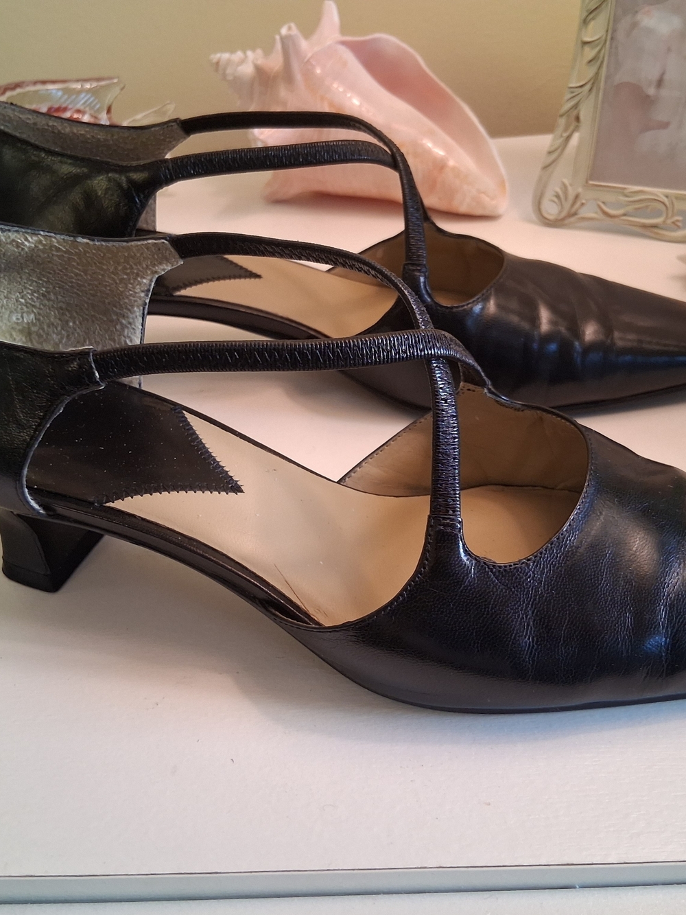 Ladies Easy Spirit Cross Strap Black Leather Heels 6M